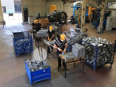 Mubaş Metal Kalıp Enjeksiyon; üretilen alüminyum enjeksiyon kalıp, metal enjeksiyon kalıp, alüminyum metal enjeksiyon kalıpların yolluk girişleri, gaz cepleri ve diğer kalıntılar manuel veya temizleme robotları yardımıyla temizliğini yapmaktadır.