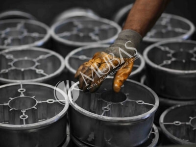 Mubaş Metal Kalıp Enjeksiyon; üretilen alüminyum enjeksiyon kalıp, metal enjeksiyon kalıp, alüminyum metal enjeksiyon kalıpların yolluk girişleri, gaz cepleri ve diğer kalıntılar manuel veya temizleme robotları yardımıyla temizliğini yapmaktadır.